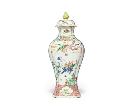Vaso a balaustro e coperchio in famille verte cine