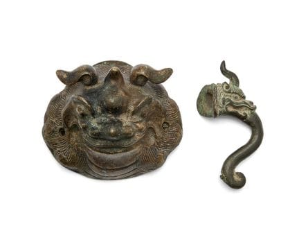 Deux poignées en bronze représentant des créatures