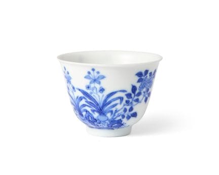 Tazza cinese blu e bianca con motivo a “narciso”

