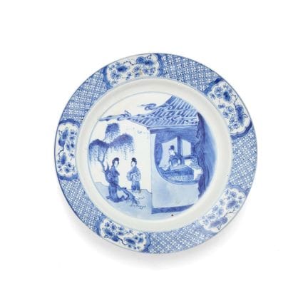 Un grande piatto cinese blu e bianco raffigurante 