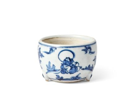 Vaso cinese a tre piedi in stile Ming, decorato in