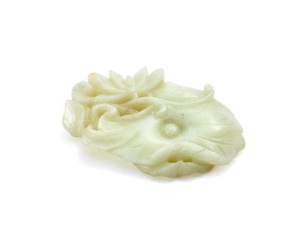 Plaque chinoise en jade bleu pâle à motif réticulé