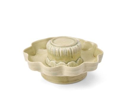 Un support de tasse chinois à glaçure qingbai

Dyn