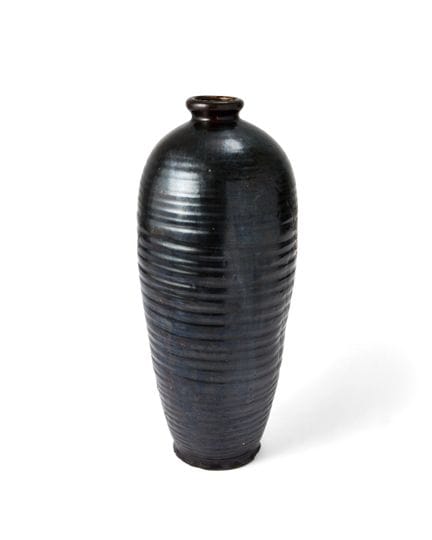 Grand vase balustre chinois à nervures, émaillé de