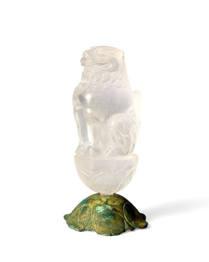 Un rare cristal de roche chinois représentant un l