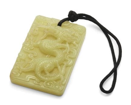 Plaque pendante en jade jaune de Chine avec un dra