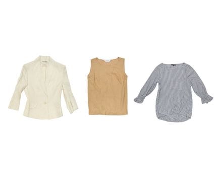 Une collection de vêtements pour femme.

Comprend 