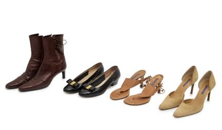 Eine Kollektion von Designer-Damenschuhen.

Dazu g