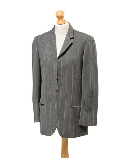 Giorgio Armani.

Un blazer à fines rayures grises 