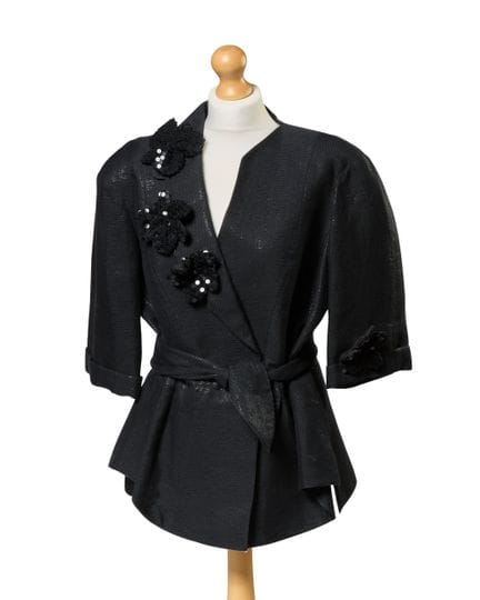 Thierry Mugler.

Une veste de soirée noire ornée s