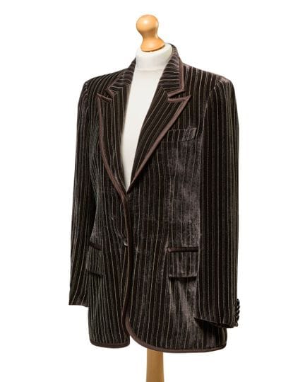 Giorgio Armani.

Un blazer unique en velours à fin