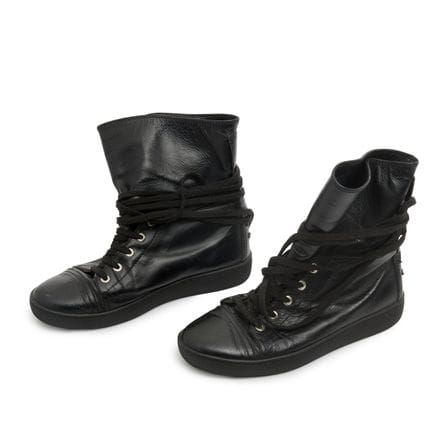 Chanel.

Ein Paar schwarze High-Top-Sneaker aus ge