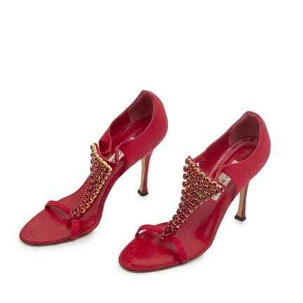 Manolo Blahnik.

Eine Sandale mit Strasssteinen, a