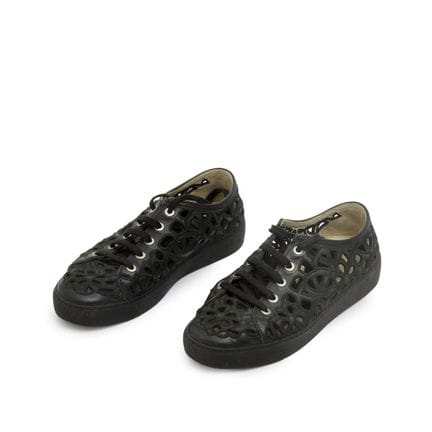 Chanel.

Ein Paar schwarze Low-Top-Sneaker aus Led