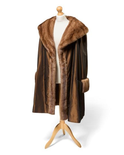 Gil Jacques Couture.

Manteau en satin irisé avec 