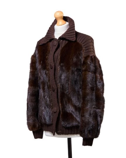Sans étiquette.

Veste en vison et maille côtelée,
