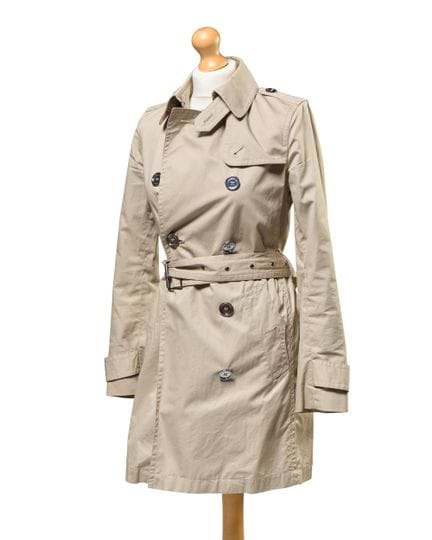 Burberry.

Un trench-coat Kensington en coton beig