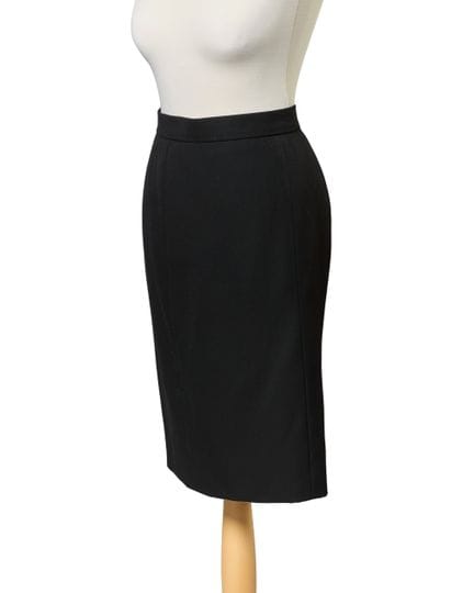 Chanel par Karl Lagerfeld.

Jupe en laine noire de