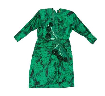 Une collection de vêtements pour femmes.

Comprend