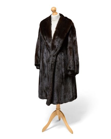 Bianca.

Un manteau vintage Mink, de longueur mi-l