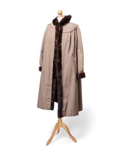 Sans étiquette.


Un trench-coat classique à super