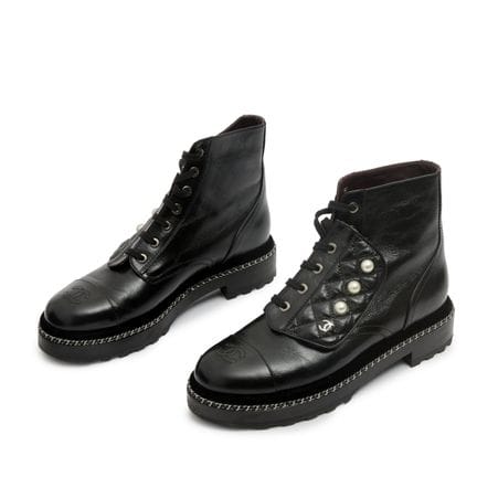 Chanel.

Ein Paar schwarze Schnürstiefeletten aus 