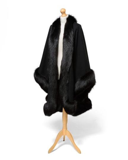 Sans étiquette.

Poncho noir en pur cachemire, orn