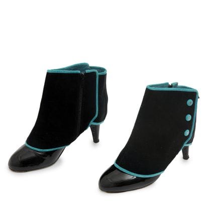 Chanel.

Ein Paar schwarze Stiefeletten aus Lackle