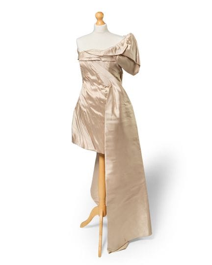 Victor Edelstein, Londres.

Robe de cocktail asymé