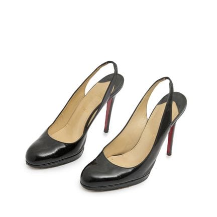 Christian Louboutin.

Ein Paar schwarze Pumps aus 