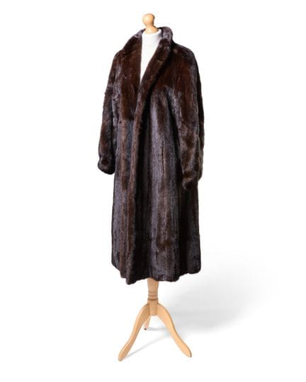 Sans étiquette.


Manteau long en vison, au col ma
