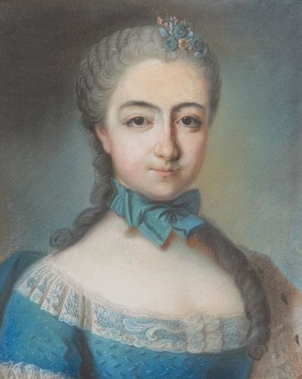 法国画派，
19世纪中叶/晚期—

一位女士的半身像，身着蓝色连衣裙，系着蓝色领结，头发扑了粉，并佩