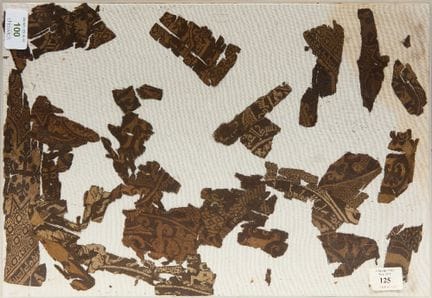 Fragments de deux tissus en soie ornés de motifs c