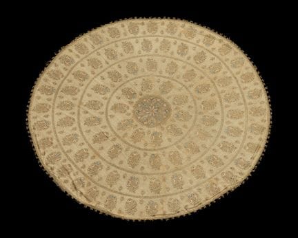 Une rare nappe ottomane en lin brodée de soie et d