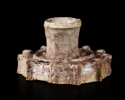 Un raffinato candeliere di Raqqa in ceramica smalt