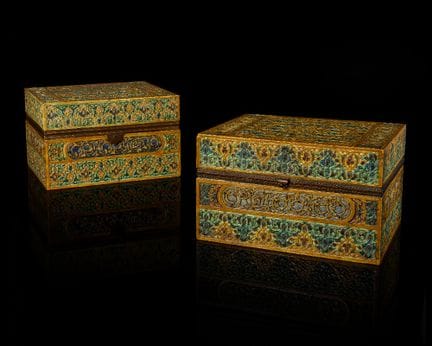 Due cassapanche rettangolari in maiolica in stile 