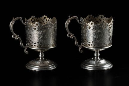 Coppia di coppe d’argento traforate e incise, con 