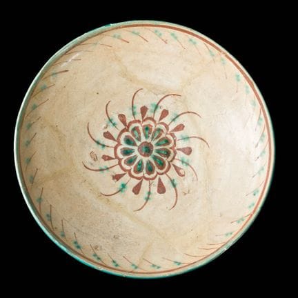 Raro piatto con piedino in ceramica smaltata di Ça