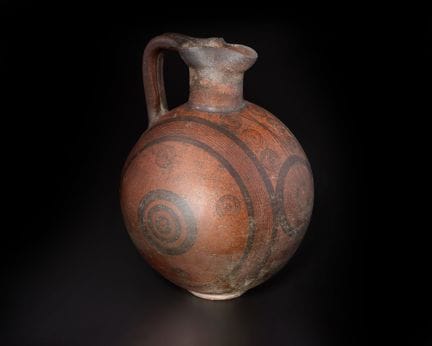 Un grande vaso in ceramica bicroma nero su rosso,

