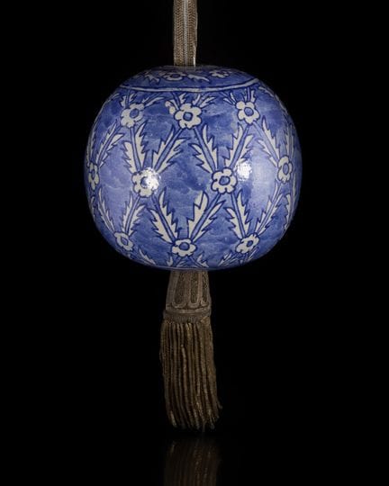Ornamento sferico sospeso in ceramica blu e bianca