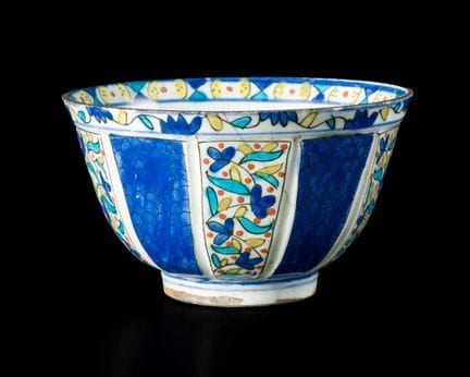 Una ciotola in ceramica di Kutahya,
Impero ottoman