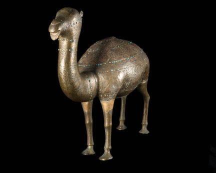 Cammello traforato dell’epoca Qajar con intarsi in