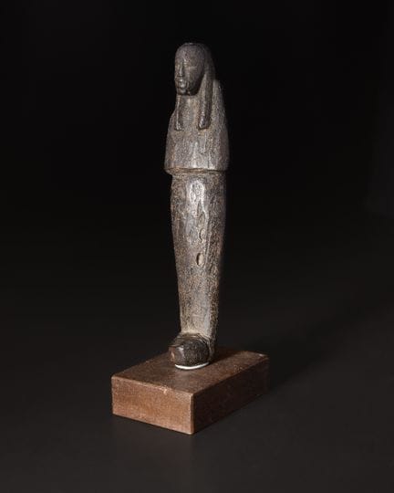 Uno shabti egizio in legno senza decorazioni del N