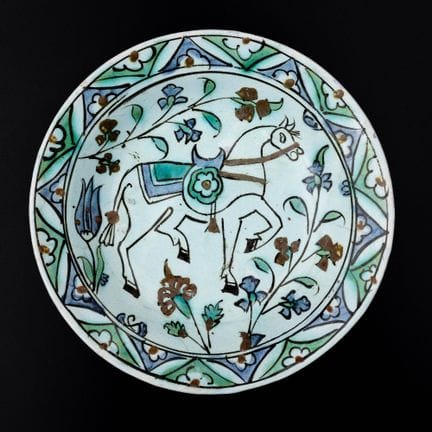 Piatto figurativo in ceramica di Iznik,
Turchia ot