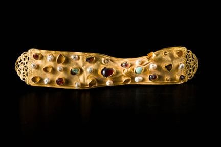 Elemento di sella o fibbia per cintura in oro con 