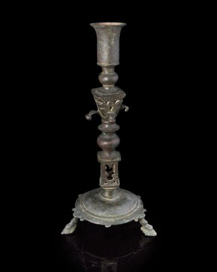 Candelabro in bronzo di epoca omayyade o fatimide,