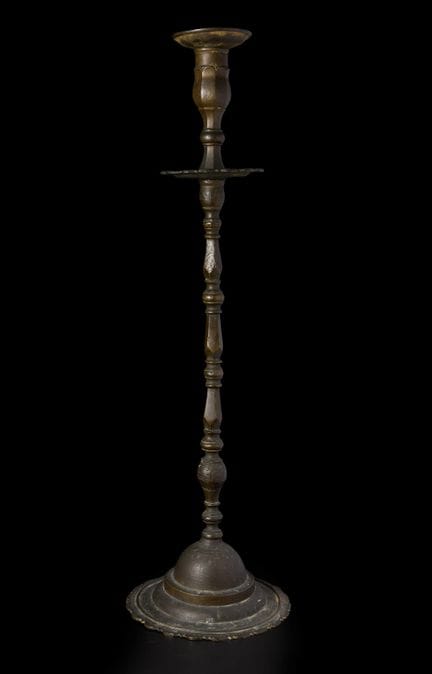 Un candelabro alto in lega di rame,
Turchia ottoma
