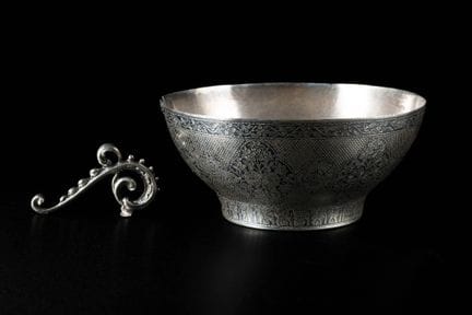 Coppa da vino in argento con decorazioni a niello,