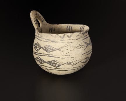Un mestolo a coppa profonda in ceramica dipinta di