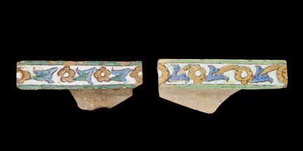Due piastrelle decorative in ceramica “cuerda seca